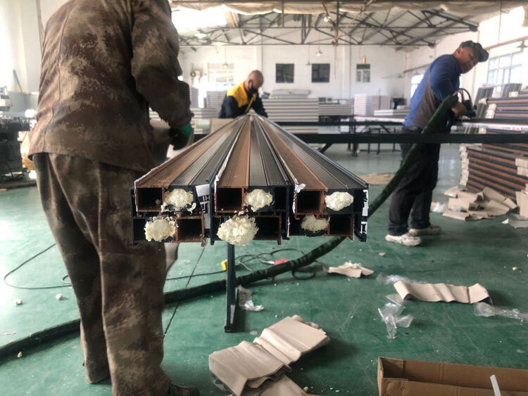 Polyurethane foam machine
